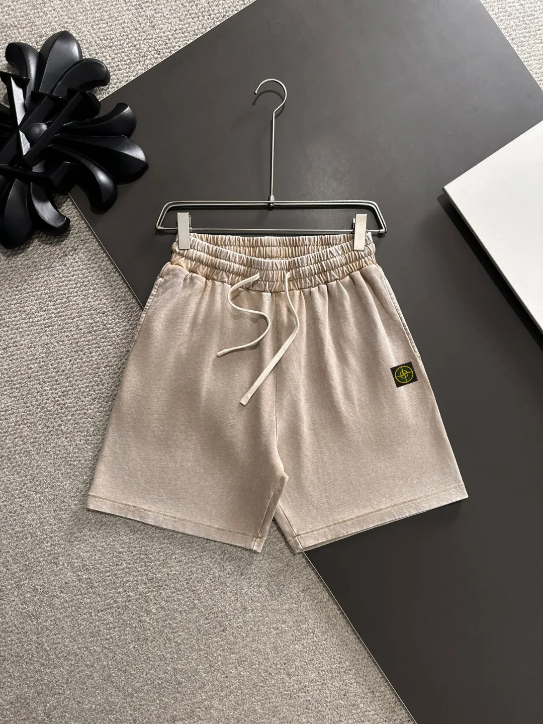 🅿️330 shipped next day. High-quality Stone Island/Stone Island 2025 spring and summer new elastic band casual solid color loose shorts. The hem of the trousers is stitched with two stitches. The stitching is fine and firm. The fabrics customized by the counter are highly breathable and comfortable. The details are impeccable. The design concept of brand elements reflects high quality. It feels delicate and soft! It presents a casual cut and the upper body shape is great! Size: S-XXL